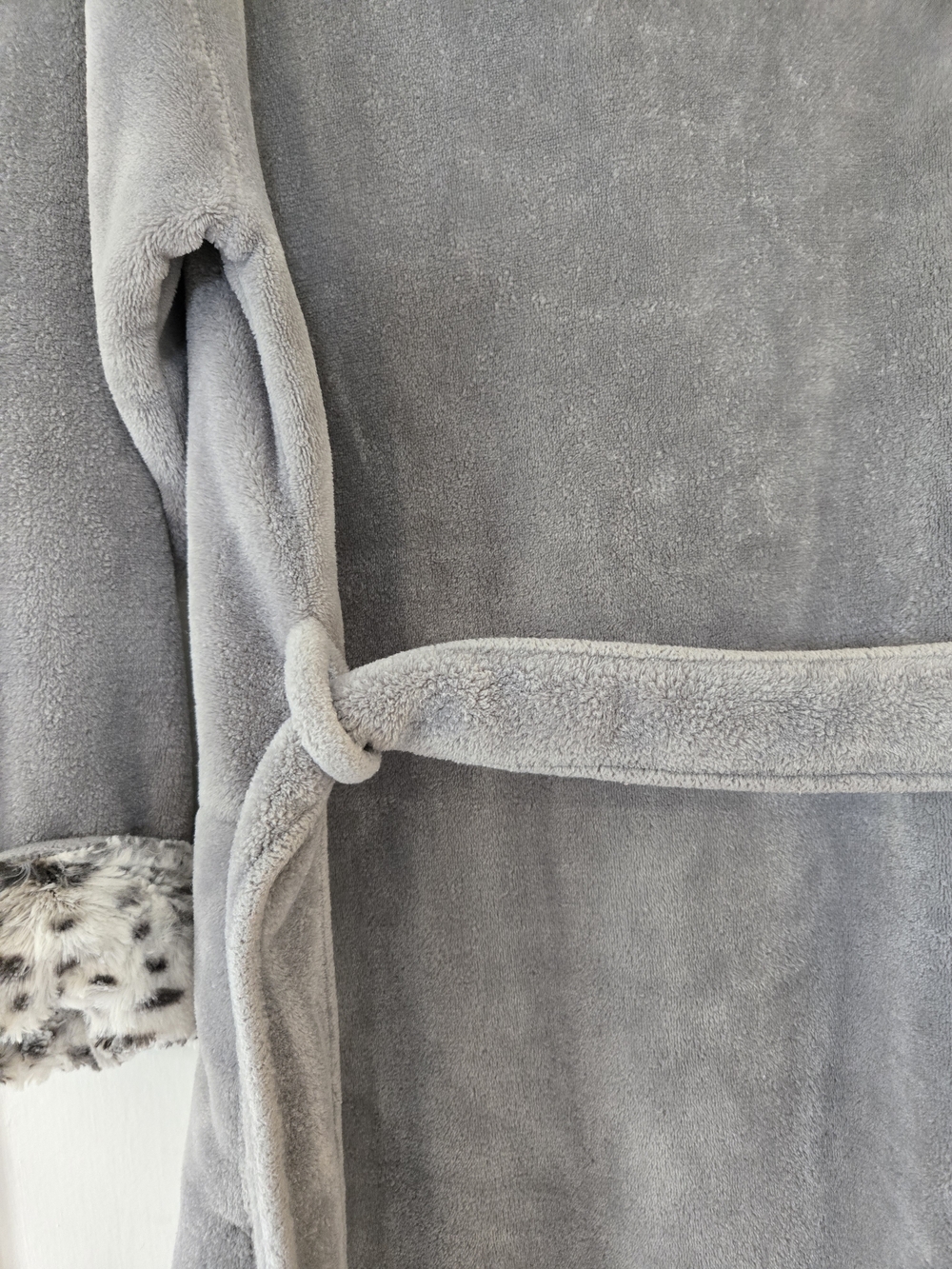 Natori Light Gray Plush Robe with Spotted Trim - Picture 8 of 12